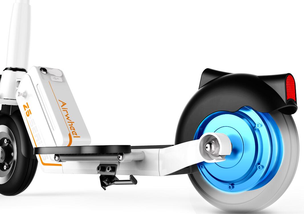 Para muchos blancos cuellos, por lo general utilizan Airwheel Z5 y lo ponen debajo de su escritorio de oficina para la carga.