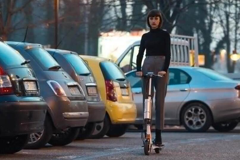 El montar Airwheel scooter eléctrico auto-equilibrio es la tendencia de desarrollo económico.